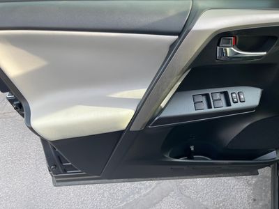 2018 Toyota RAV4 — photo 10 view