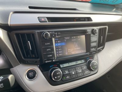 2018 Toyota RAV4 — photo 12 view