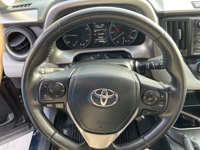 2018 Toyota RAV4 — photo 11 view