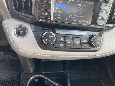 2018 Toyota RAV4 — photo 13 view