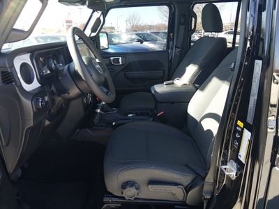 2024 Jeep Wrangler — photo 17 view
