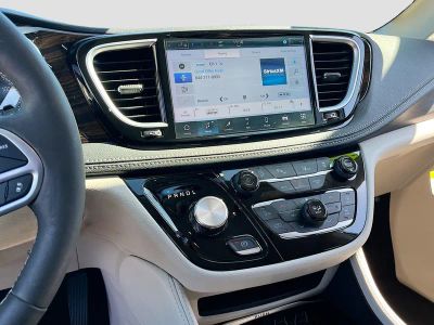 2024 Chrysler Pacifica — photo 15 view
