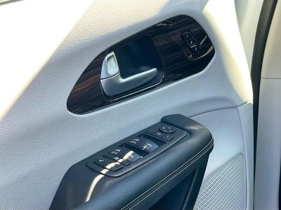 2024 Chrysler Pacifica — photo 18 view