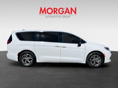 2024 Chrysler Pacifica — photo 8 view