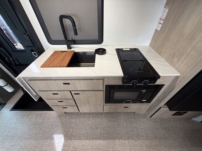2025 Grand Design LINEAGE - Photo 8