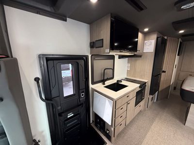 2025 Grand Design LINEAGE - Photo 4