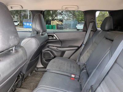 2022 Mitsubishi Outlander — photo 15 view