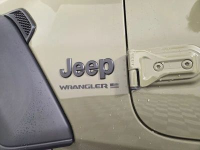 2025 Jeep Wrangler — photo 12 view