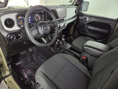 2025 Jeep Wrangler — photo 14 view