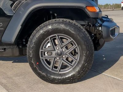 2026 Jeep Gladiator — photo 11 view