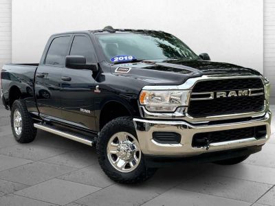2019 RAM 2500 Tradesman Crew Cab 4x4 6'4' Box in Diamond Black Crystal Pearlcoat — front three-quarter view