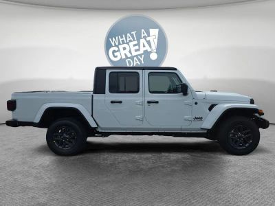 2026 Jeep Gladiator — side profile view