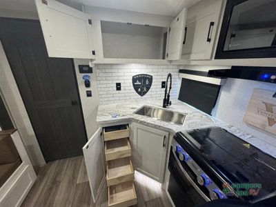 2026 Venture RV Stratus — photo 13 view