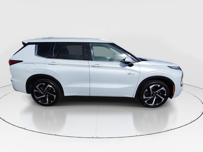 2024 Mitsubishi Outlander Plug-In Hybrid — photo 8 view