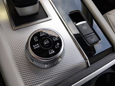 2024 Mitsubishi Outlander Plug-In Hybrid — photo 20 view