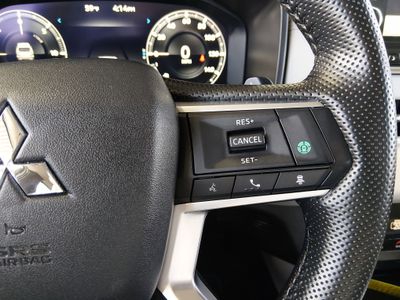 2024 Mitsubishi Outlander Plug-In Hybrid — photo 10 view