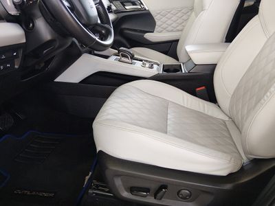 2024 Mitsubishi Outlander Plug-In Hybrid — photo 13 view