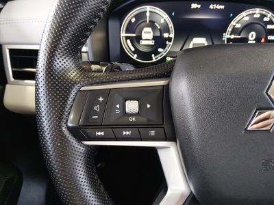 2024 Mitsubishi Outlander Plug-In Hybrid — photo 9 view