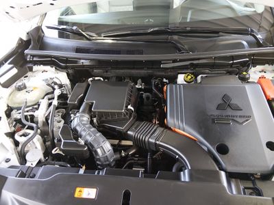 2024 Mitsubishi Outlander Plug-In Hybrid — photo 17 view