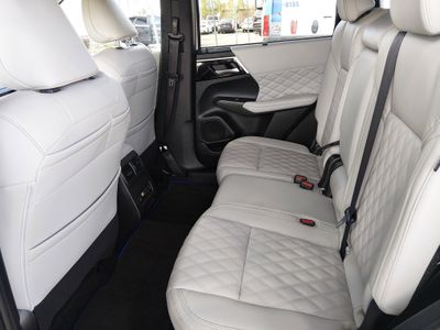 2024 Mitsubishi Outlander Plug-In Hybrid — photo 16 view