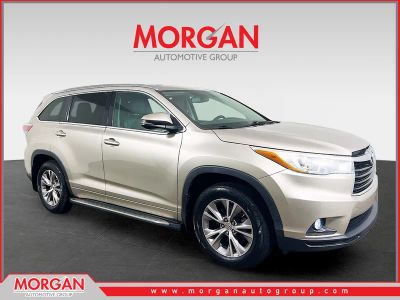 2015 Toyota Highlander XLE V6 in Beige — front three-quarter view
