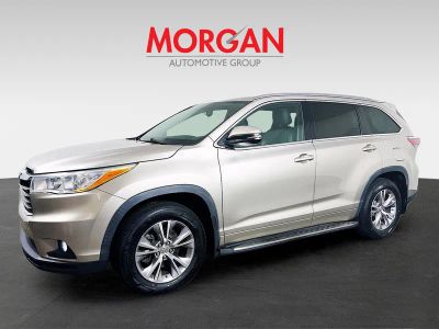 2015 Toyota Highlander — rear three-quarter view