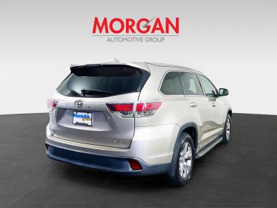 2015 Toyota Highlander — engine compartment view