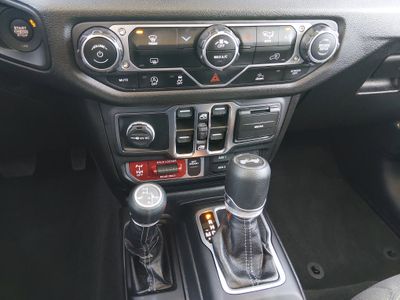 2025 Jeep Wrangler — photo 13 view