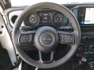 2025 Jeep Wrangler — photo 12 view