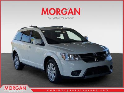 2019 Dodge Journey SE in Vice White — front three-quarter view