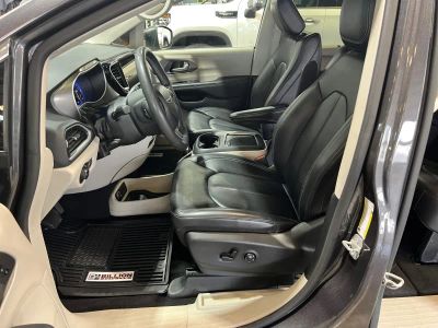 2023 Chrysler Pacifica — photo 9 view