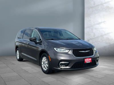 2023 Chrysler Pacifica — photo 8 view
