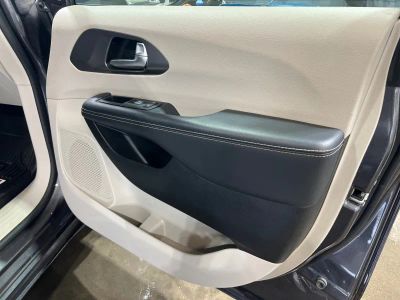 2023 Chrysler Pacifica — photo 21 view