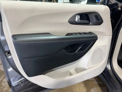 2023 Chrysler Pacifica — photo 20 view