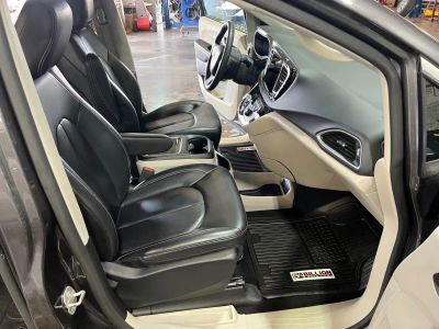 2023 Chrysler Pacifica — photo 15 view