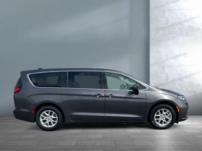 2023 Chrysler Pacifica — photo 7 view