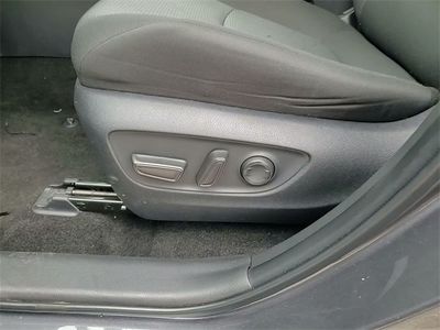 2025 Toyota RAV4 - Photo 12