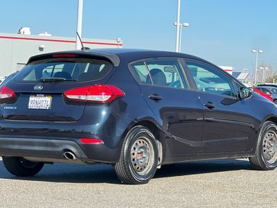 2017 Kia Forte5 - Photo 2