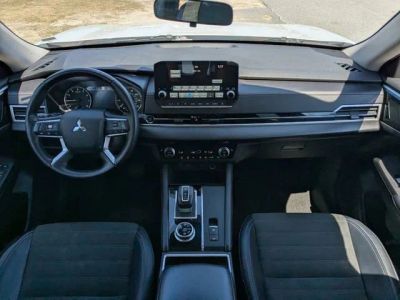 2024 Mitsubishi Outlander — photo 16 view