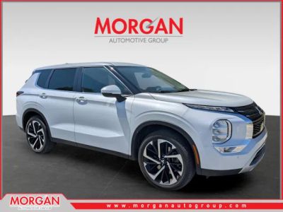 2024 Mitsubishi Outlander SE in White — front three-quarter view