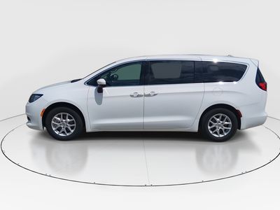 2023 Chrysler Voyager - Photo 4