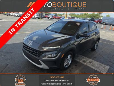 2022 Hyundai Kona SE in Thunder Gray — front three-quarter view