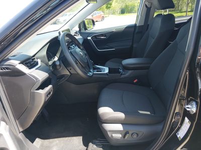 2025 Toyota RAV4 - Photo 17