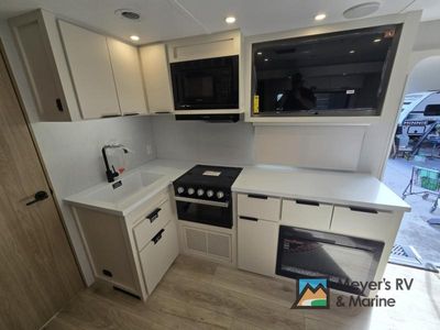 2026 Winnebago Thrive - Photo 9