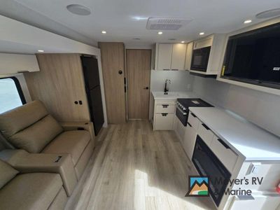 2026 Winnebago Thrive - Photo 8