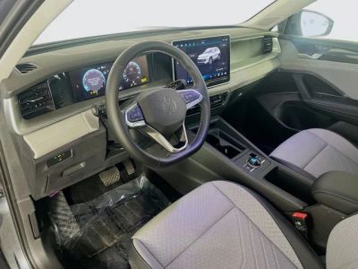 2025 Volkswagen Tiguan — photo 11 view