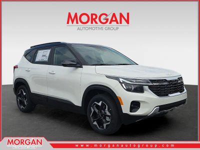 2026 Kia Seltos S in Clear White/Black Roof — front three-quarter view
