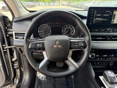 2025 Mitsubishi Outlander — photo 17 view