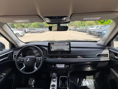 2025 Mitsubishi Outlander — photo 33 view