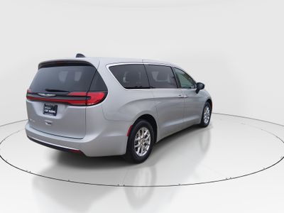 2023 Chrysler Pacifica — photo 7 view